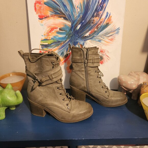 women's 6.5 G by GUESS gray distressed faux leather heeled combat boot zip/lace - Picture 4 of 9